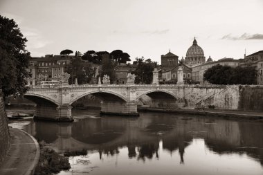 Vatikan 'da Tiber Nehri ve St. Peters Bazilikası siyah beyaz