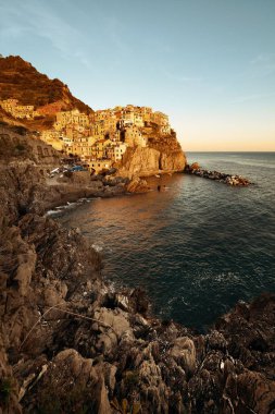 Manarola İtalya 'nın Cinque Terre kentindeki uçurumun üzerindeki binalarla Akdeniz' e tepeden bakıyor..