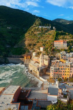 Vernazza 'da Cinque Terre, İtalya' da kayalıklar üzerinde binalar var..