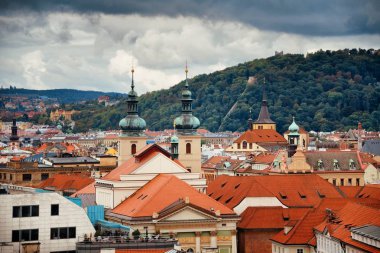Prag, Çek Cumhuriyeti 'ndeki tarihi binalarla çatısı manzaralı.