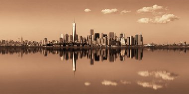 Manhattan şehir merkezi gökdelenleri ile nehir üzerinde yansımaları olan.