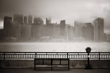 New York City şehir merkezi iş bölgesinde sisli bir günde parktan izleniyor.