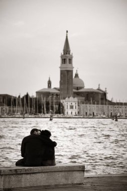 Venedik, İtalya San Giorgio Maggiore Kilisesi önünde severler.