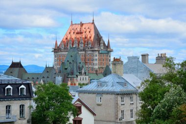 Chateau frontenac gün çatı ile quebec City bulut ve mavi gökyüzü ile