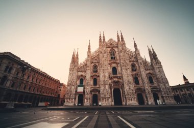 İtalyanca 'da Katedral Meydanı veya Piazza del Duomo İtalya' nın Milano şehrinin merkezidir.. 