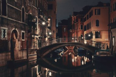 Venedik kanalı gece köprüsü ve tarihi binalarla birlikte. İtalya.