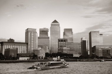 Londra 'daki Canary Wharf iş bölgesi siyah ve beyaz. 
