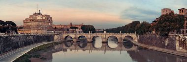 İtalya 'dan Sant Angelo Kalesi Roma panoramik manzaralı ve Tiber Nehri üzerinde köprüsü var.