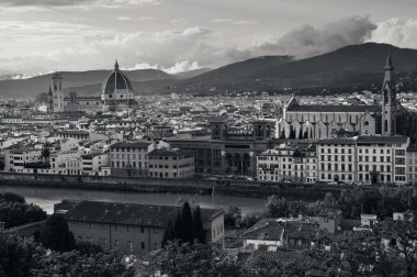 Floransa Katedrali, şehrin silueti dağın tepesinden siyah beyaz görünüyor.
