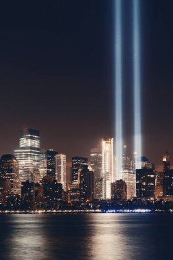 New York şehir merkezi şehir mimarisi gece ve 11 Eylül anma ışığı