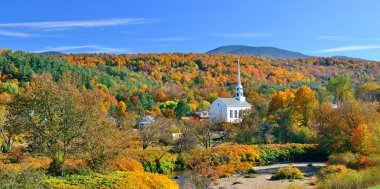 Sonbaharda Vermont 'taki renkli yeşillik ve halk kilisesi ile Stowe Panoraması