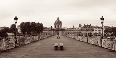 Paris 'teki Seine Nehri üzerindeki Pont des Arts.