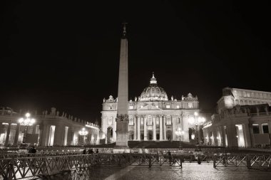 Vatikan'daki St. Peter's Basilica geceleri.