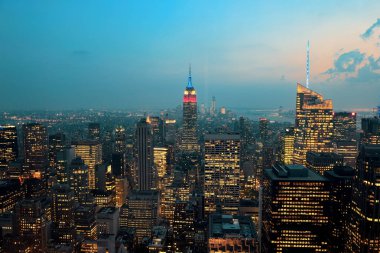 Gün batımında kentsel mimarileri ile New York City çatı görünümü