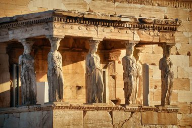 Yunanistan 'ın başkenti Atina' daki Akropolis 'teki Yankılanma Tapınağı Süvarilerinin Verandası.