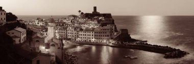 Gece Vernazza 'da Cinque Terre, İtalya' da kayalıklarda binalar vardı..