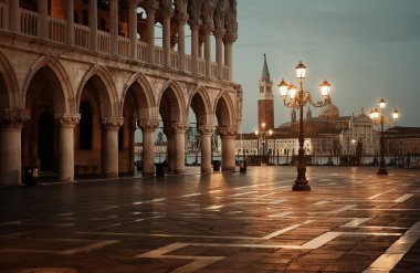 St. Marks Meydanı, gece tarihi mimari ve İtalya 'daki San Giorgio Maggiore kilisesi..