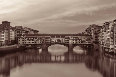 Ponte Vecchio Floransa 'daki Arno Nehri üzerinde..