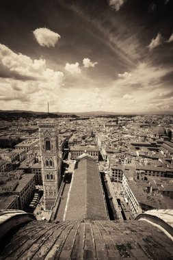 Çan kulesi ve şehir manzarası kubbe yukarıdan izlendi. Duomo Santa Maria Del Fiore Floransa İtalya 