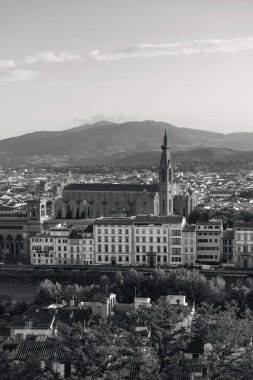 Bazilika di Santa Croce İtalyan İhtişamları Tapınağı olarak bilinir ve en ünlü İtalyanların bazılarının gömüldüğü yerdir.. 