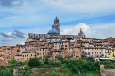 İtalya 'da Siena Katedrali ve ufuk çizgisi manzaralı ortaçağ kasabası