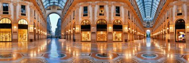 Galleria Vittorio Emanuele II alışveriş merkezi iç panorama, Milano, İtalya.