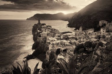 Vernazza, İtalya Cinque Terre 'de kayaların üzerinde siyah beyaz binalar..