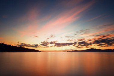 Vancouver, Kanada deniz manzarası ile renkli günbatımı.