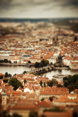 Prag, Çek Cumhuriyeti 'ndeki tarihi binalarla çatısı manzaralı.