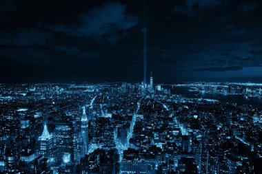 New York City şehir merkezi gökyüzü manzaralı 11 Eylül anma ışığı.