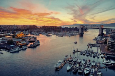Vancouver liman manzaralı, Kanada 'da şehir binaları ve körfez teknesi var..