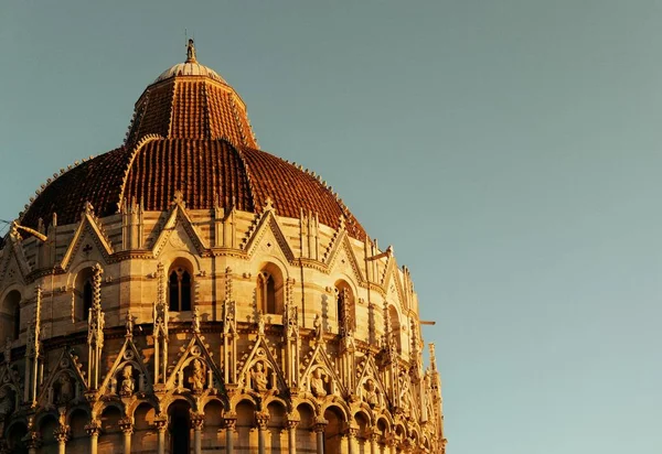 Pisa Piazza Dei Miracoli Kostelní Kopulí Itálii Při Západu Slunce — Stock fotografie