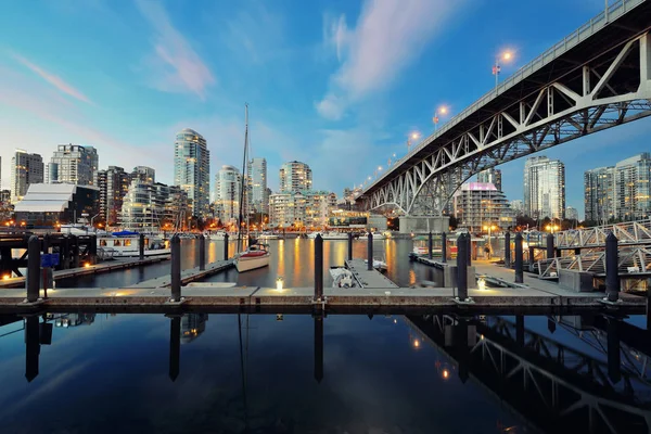 Vancouver False Creek Natten Med Brygga Och Båt — Stockfoto