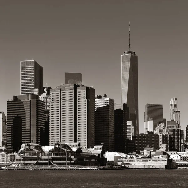 曼哈顿市中心的天际线 河上有城市摩天大楼 — 图库照片