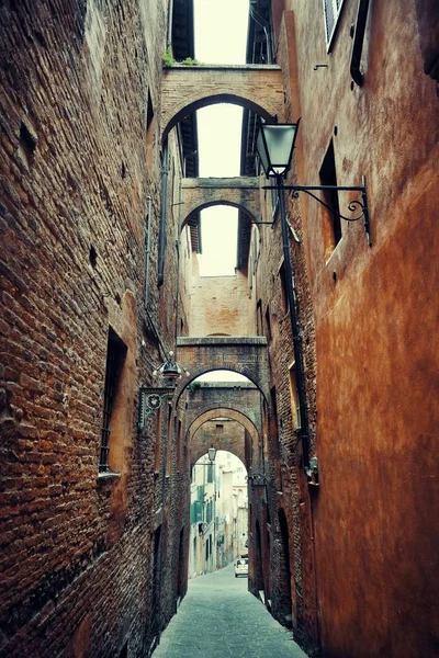 Vista Calle Con Edificios Antiguos Arco Siena Italia — Foto de Stock