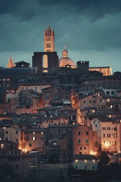 中世の町のスカイラインの景色シエナ大聖堂と夜のイタリアの歴史的建造物 — ストック写真