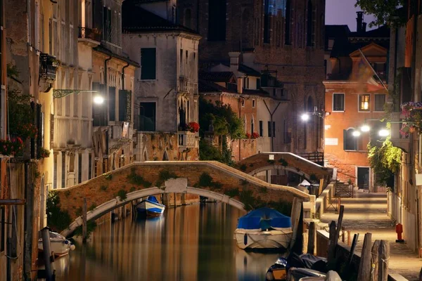 Vista Del Canal Venecia Por Noche Con Puente Edificios Históricos — Foto de Stock