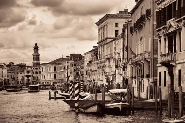 Vue Sur Canal Venise Avec Tour Bâtiments Historiques Italie — Photo