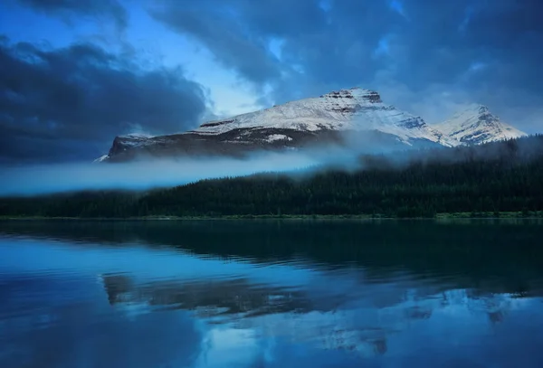 白雪皑皑的山和雾与湖倒影在加拿大的 Yoho 国家公园 — 图库照片