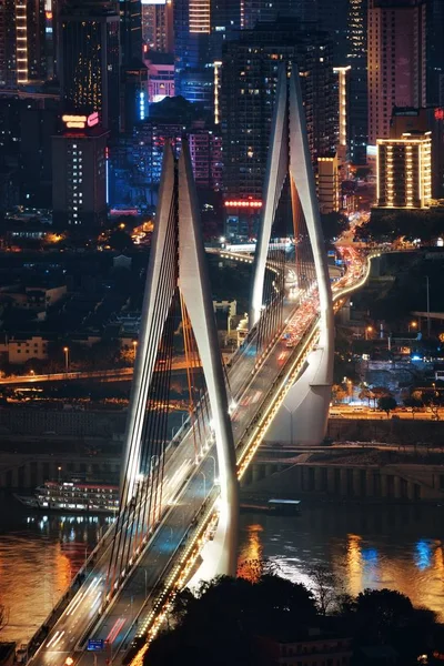 重庆夜晚的桥梁与城市建筑 — 图库照片