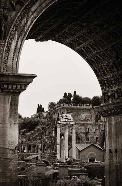 Archway Fórum Roma Com Ruínas Edifícios Históricos Itália — Fotografia de Stock