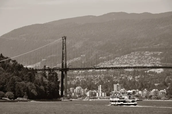 Vancouver Navio Cruzeiro Lions Gate Bridge Sobre Mar — Fotografia de Stock