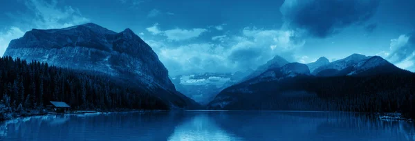 Banff Ulusal Parkı Louise Gölü Kanada Dağlar Ormanlarla Birlikte Gün — Stok fotoğraf