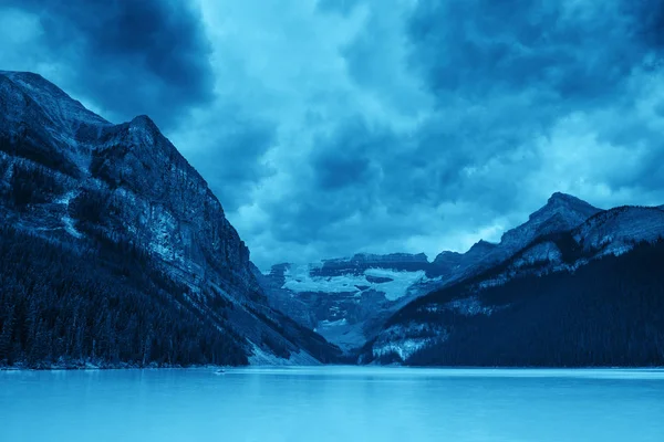 Lago Louise Parque Nacional Banff Com Montanhas Floresta Canadá — Fotografia de Stock