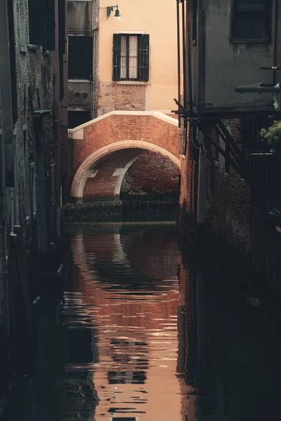 Uma Ponte Foi Iluminada Pela Luz Solar Canal Veneza Itália — Fotografia de Stock