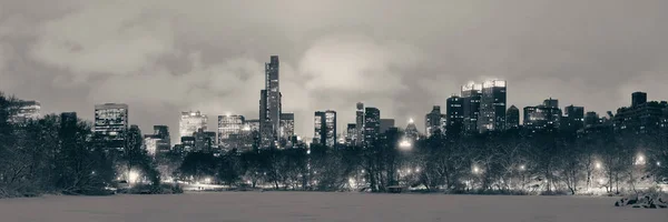 Central Park Winter Nachts Panorama Met Wolkenkrabbers Het Centrum Manhattan — Stockfoto