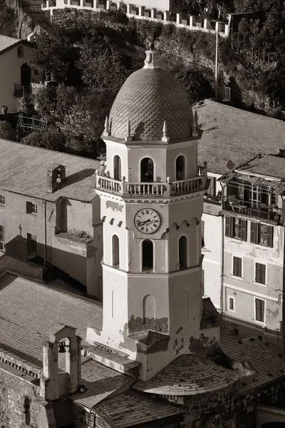 地标教堂钟楼和建筑物在 Vernazza 在五渔村 意大利的五个村庄之一 — 图库照片