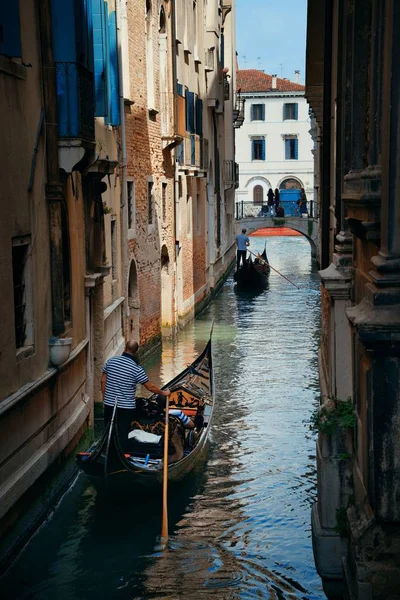 ヴェネツィアの歴史的な建物と運河でゴンドラに乗る イタリア — ストック写真