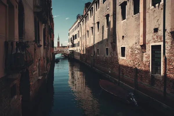 Kloktoren Tussen Historische Gebouwen Venetië Italië — Stockfoto