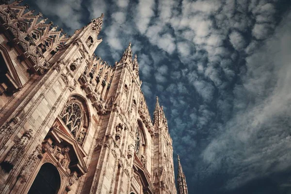 이탈리아의 아름다운 무늬와 조각품으로 뒤범벅 밀라노 대성당 — 스톡 사진